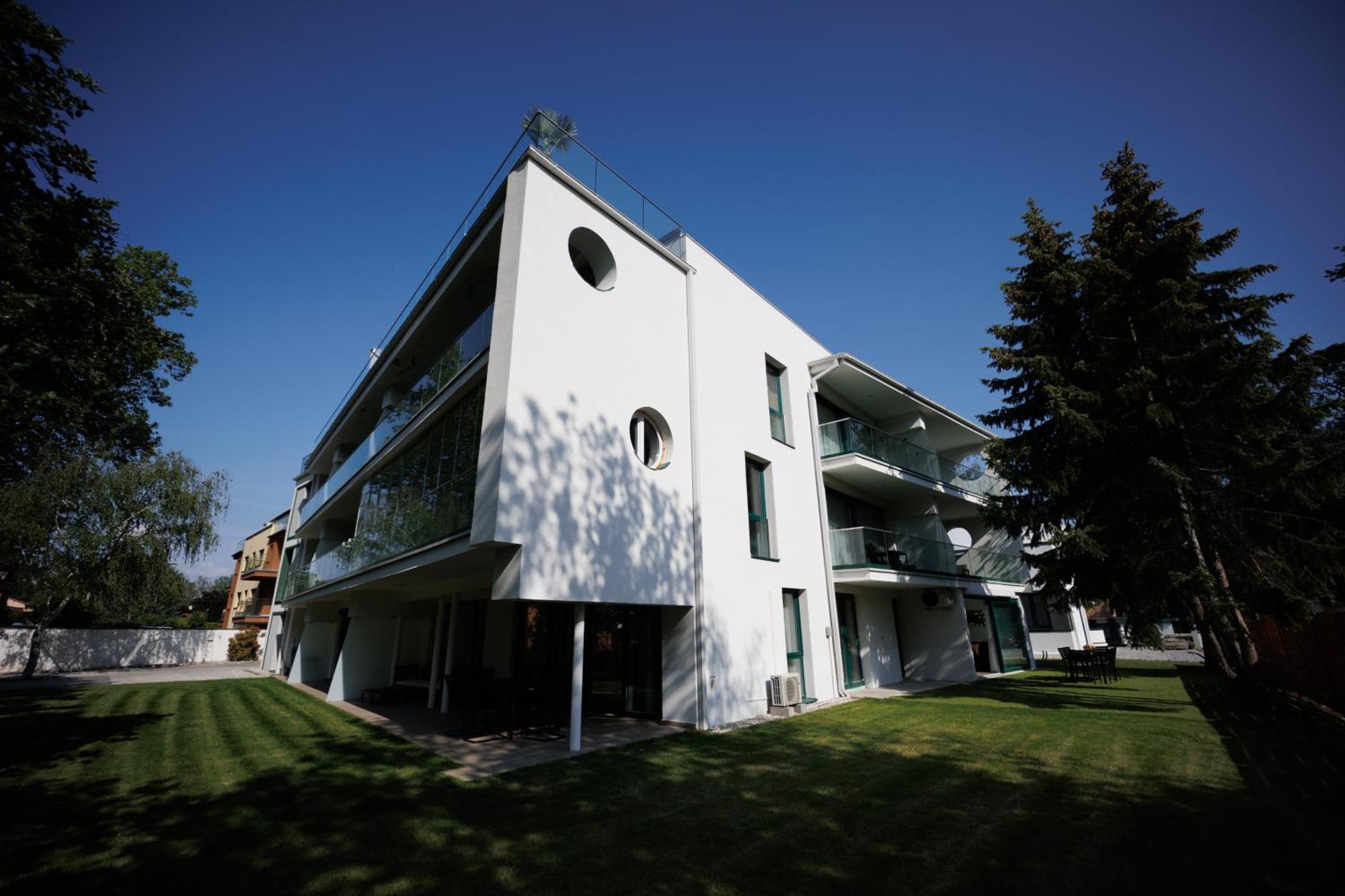 Villa Bauhaus Wellness Apartman Fsz. 3 Siófok Eksteriør bilde